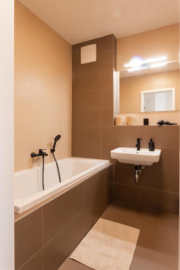 Quiet & Cozy Apartment Old Town - Free Underground Parking 科希策 外观 照片